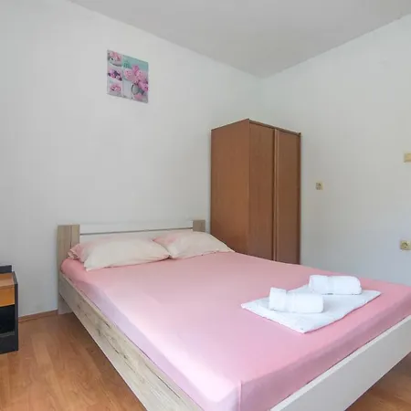 Ante Apartment *